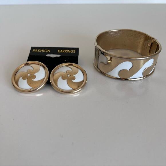 Sarah Coventry Vintage Bracelet and Earrings Sea Scroll Gold White Wave - Picture 1 of 12